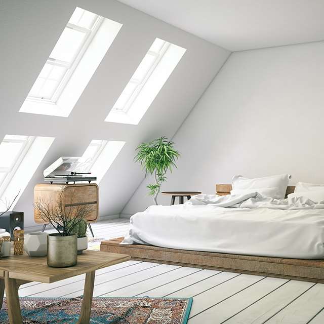 Velux gardiner til flere skrå vinduer til hvidt soveværelse i Thisted, Thy, Mors & omegn.
